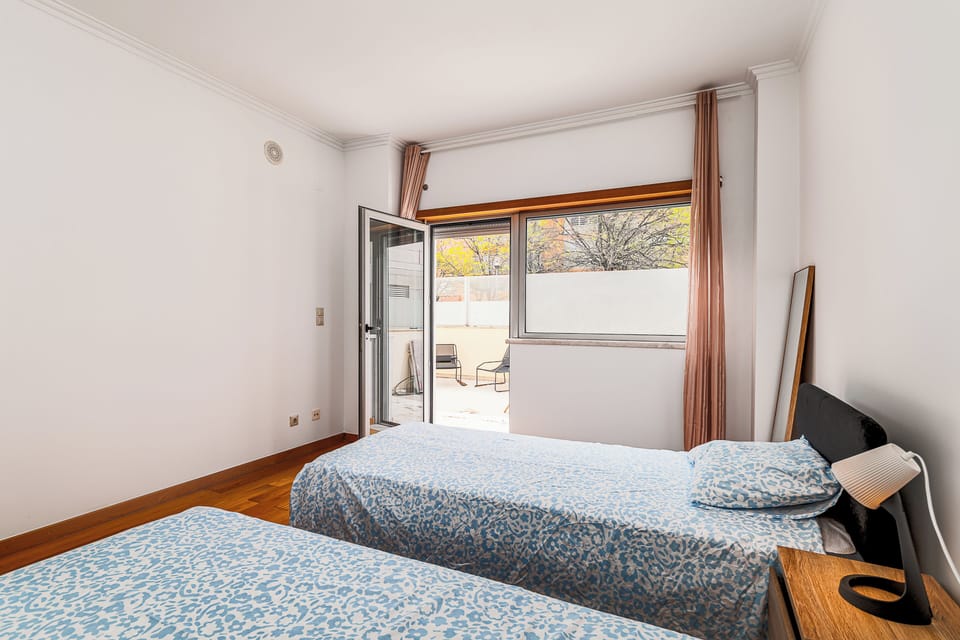 Suite | Desk, laptop workspace, free WiFi