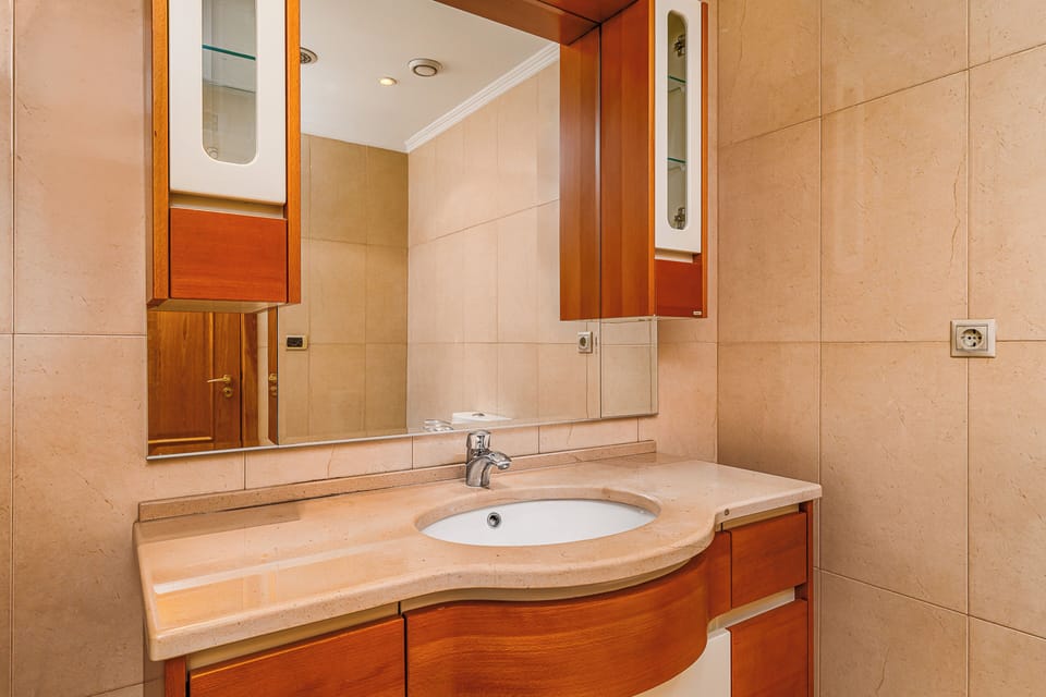 Suite | Bathroom | Combined shower/tub, towels, toilet paper
