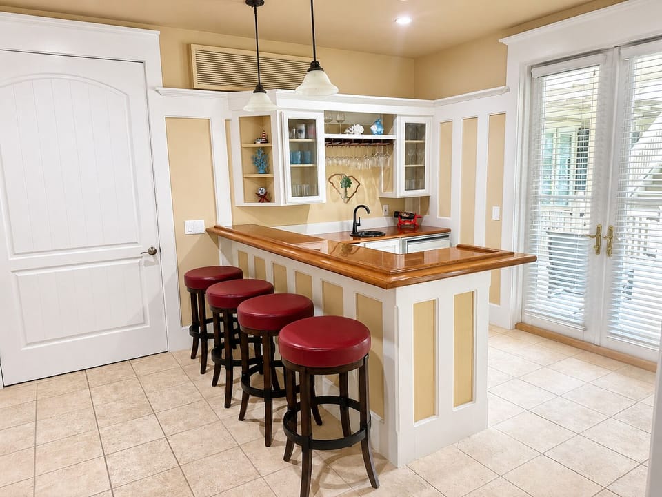 Wet Bar 1st Floor