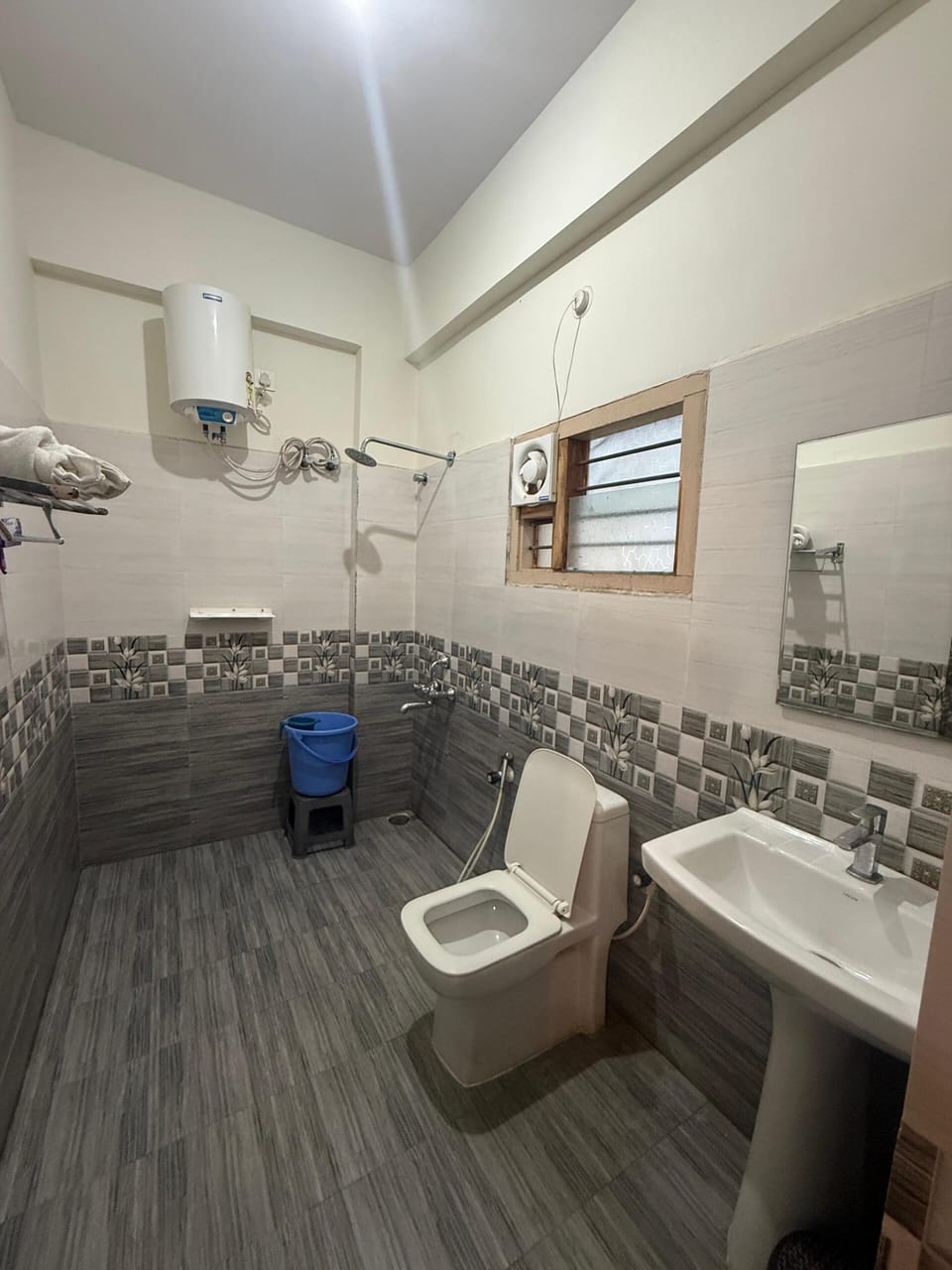 Deluxe Room, Air conditioning | Bathroom | Shower, towels, soap, shampoo