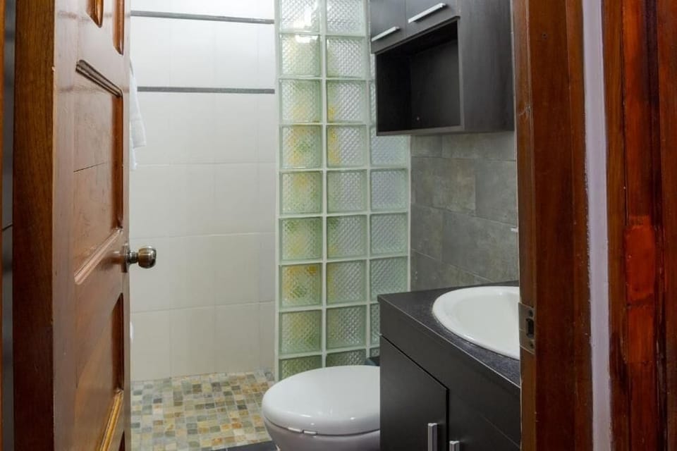 Standard Room, Garden View | Bathroom | Shower, rainfall showerhead, hair dryer, towels