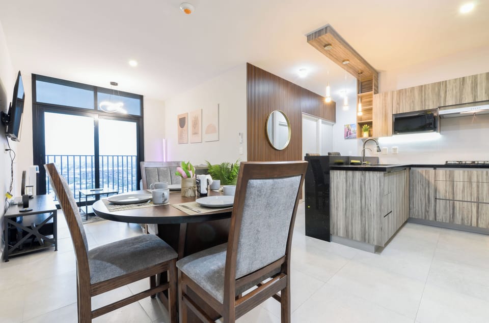 Classic Suite, Balcony, City View | Dining room