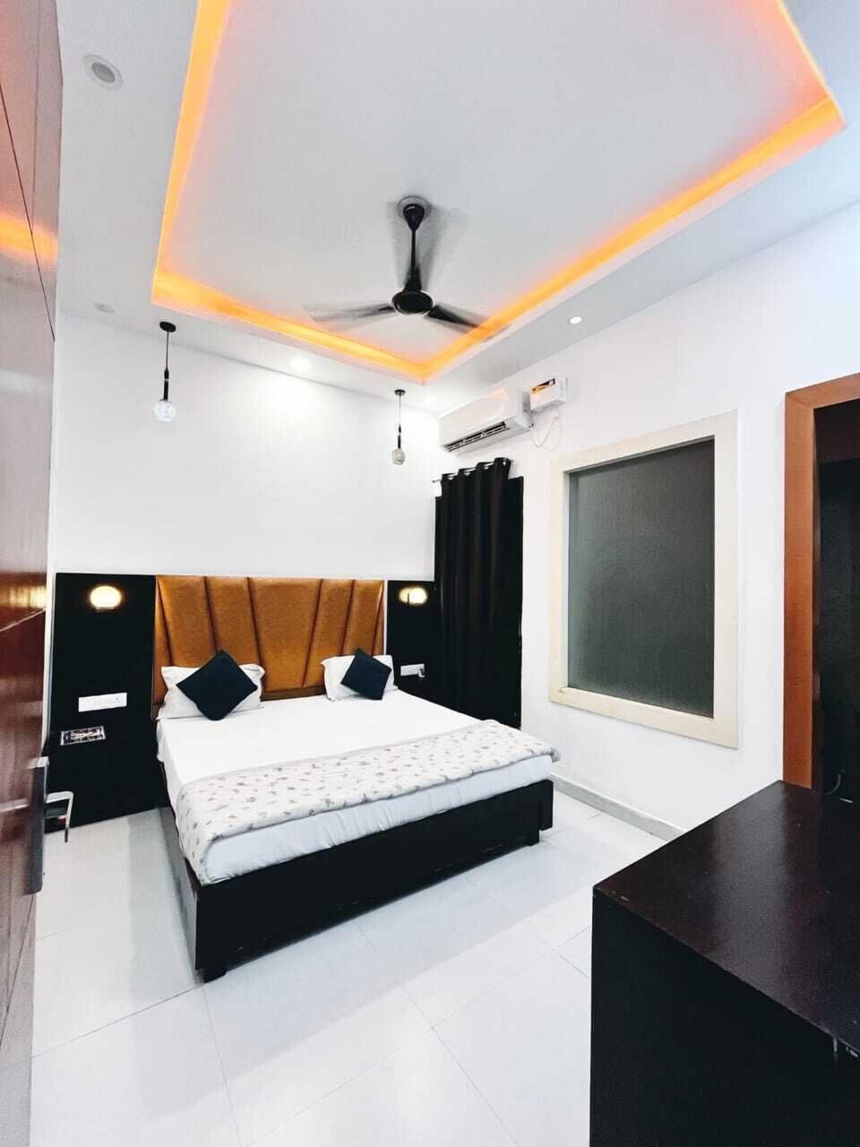Standard Room, Balcony | In-room safe, soundproofing, free WiFi, bed sheets
