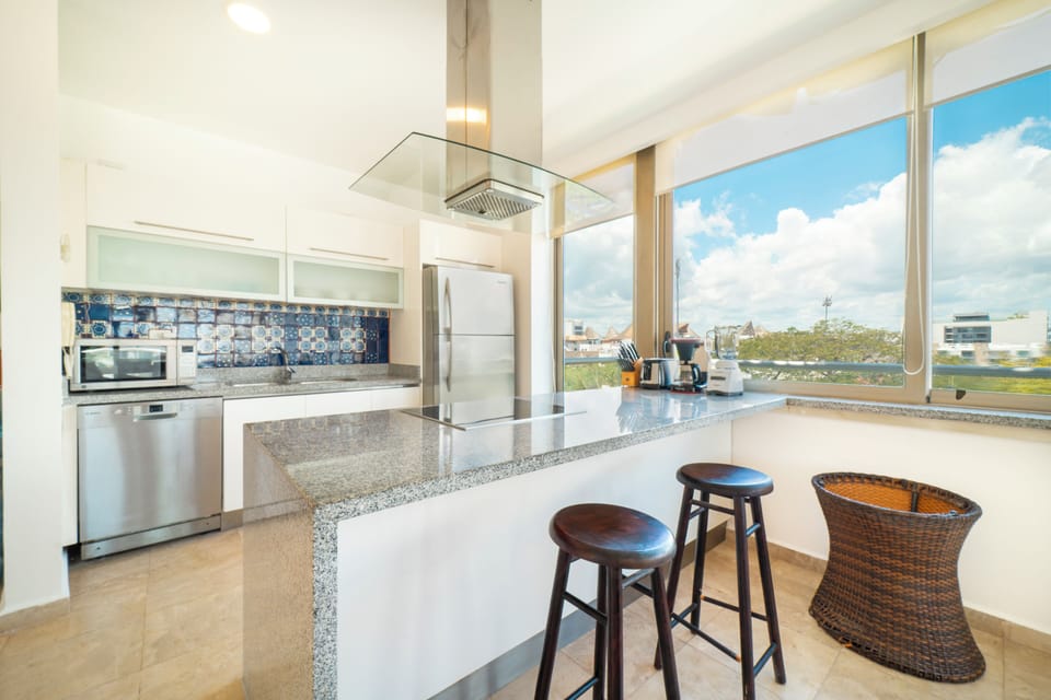 Standard Condo, Balcony, City View | Private kitchen