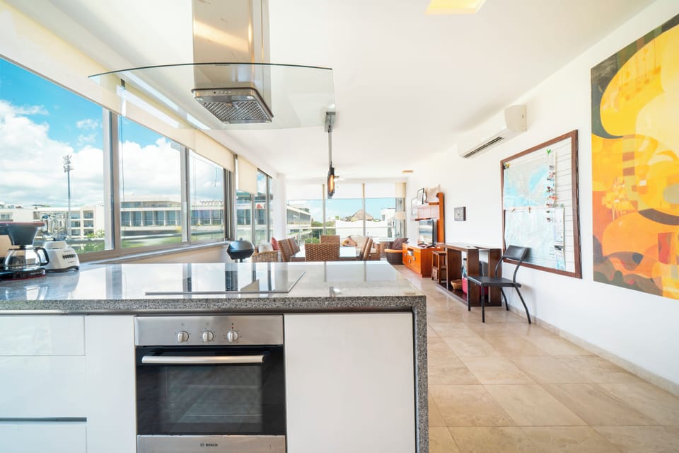 Standard Condo, Balcony, City View | Private kitchen