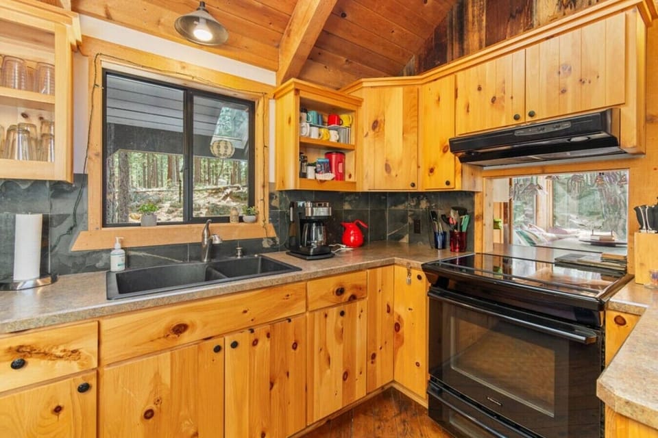 Functional kitchen layout for easy cooking