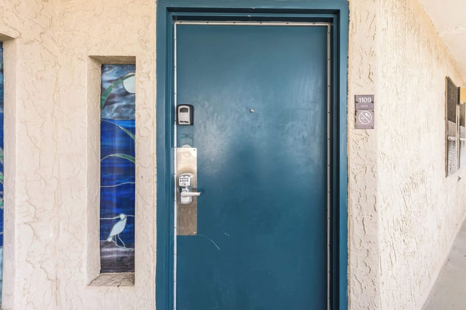 Private Entry w/ Easy Access
