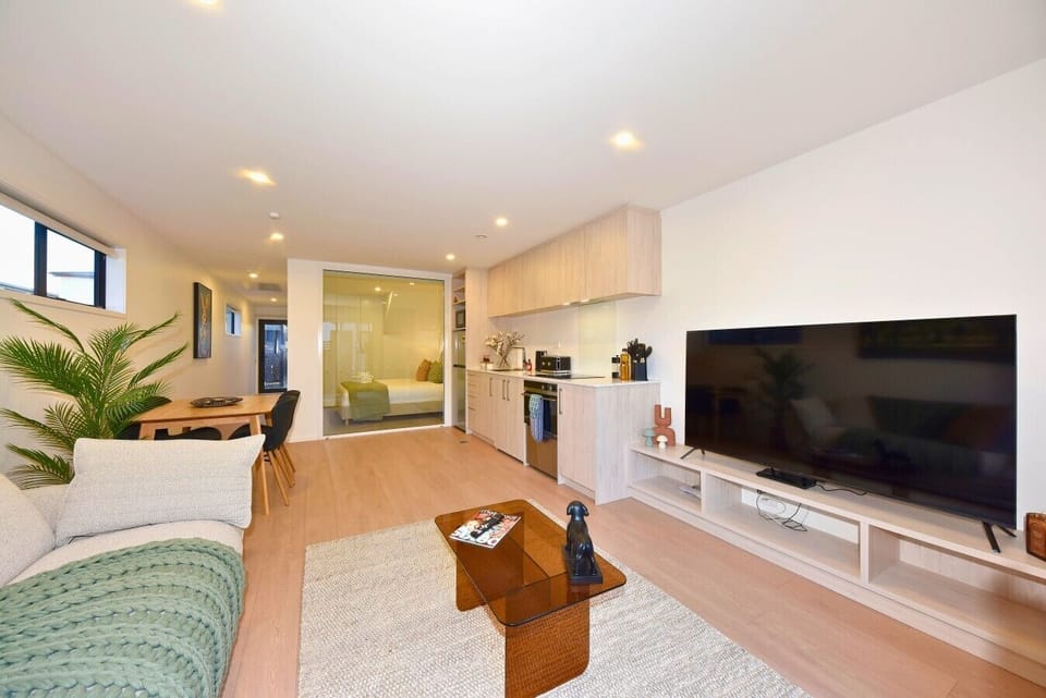 9 245 Moorhouse Ave (9) - Edited