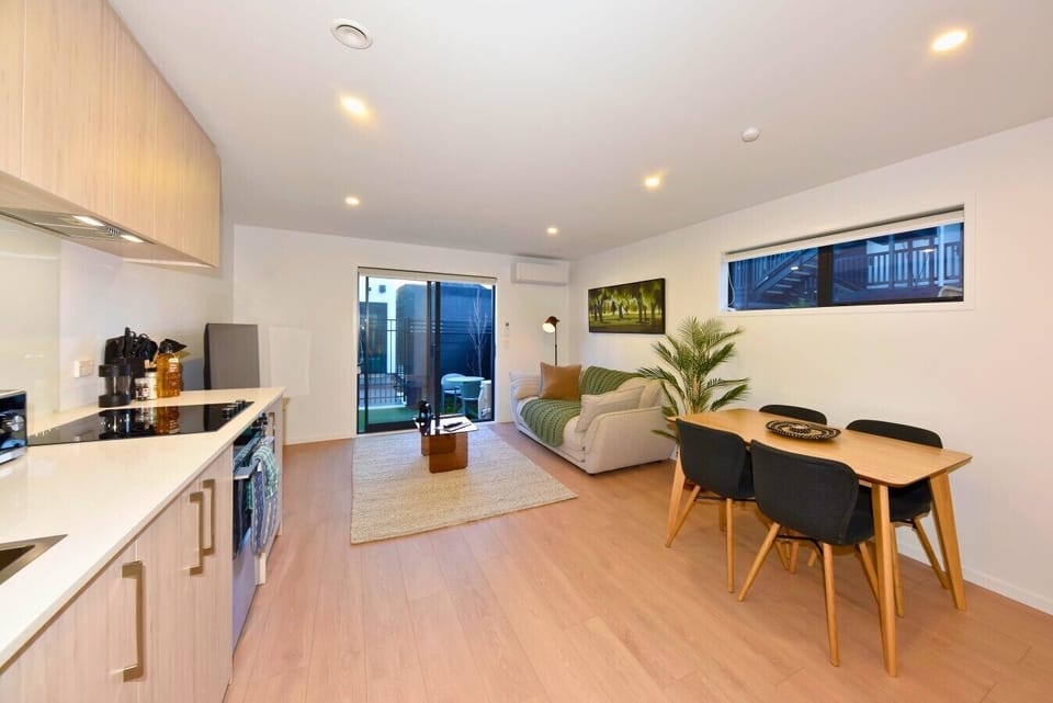 9 245 Moorhouse Ave (4) - Edited