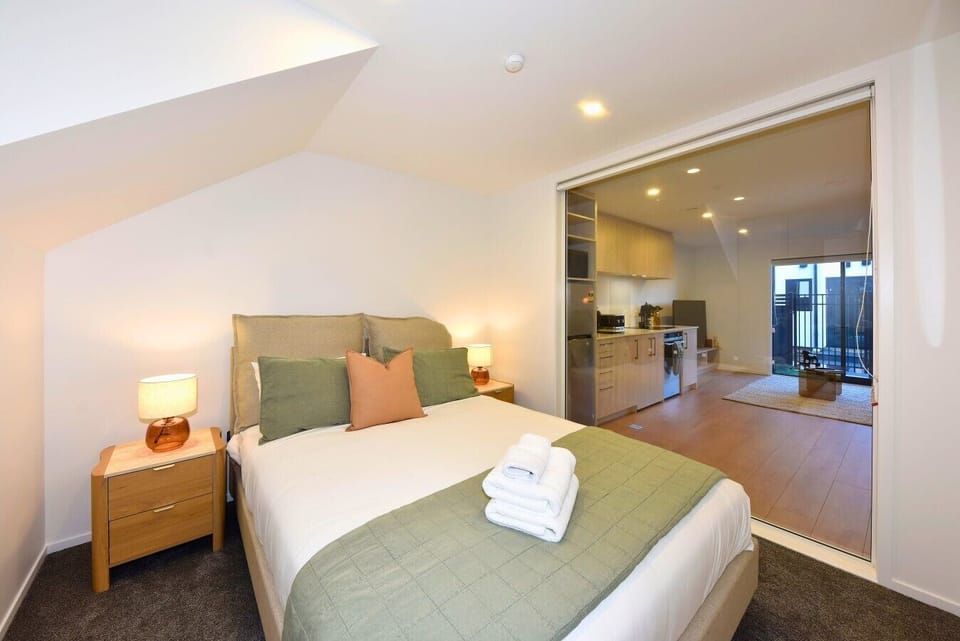 9 245 Moorhouse Ave (14) - Edited