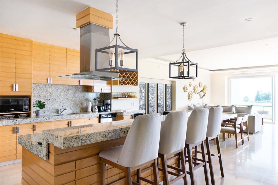 Deluxe Apartment, Patio, Lake View | Private kitchenette | Fridge, microwave, oven, stovetop
