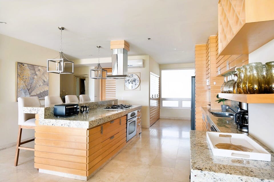Deluxe Apartment, Patio, Lake View | Private kitchenette | Fridge, microwave, oven, stovetop