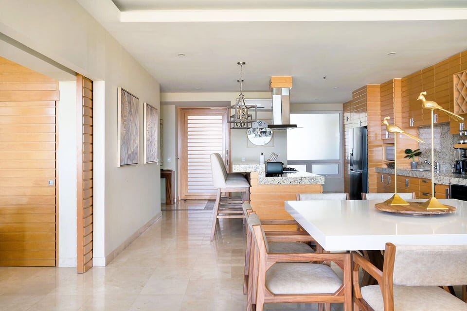 Deluxe Apartment, Patio, Lake View | Dining room