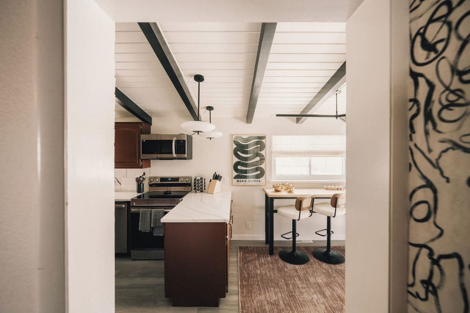 Full-size fridge, microwave, oven, stovetop