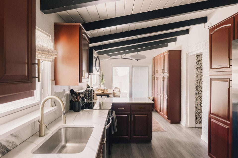 Full-size fridge, microwave, oven, stovetop