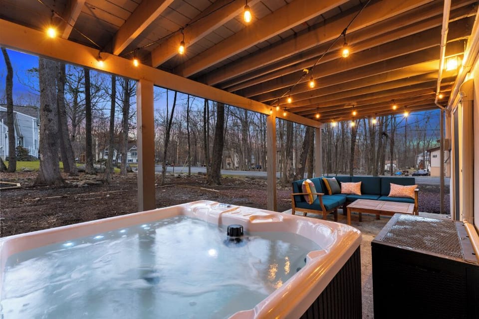 Outdoor spa tub