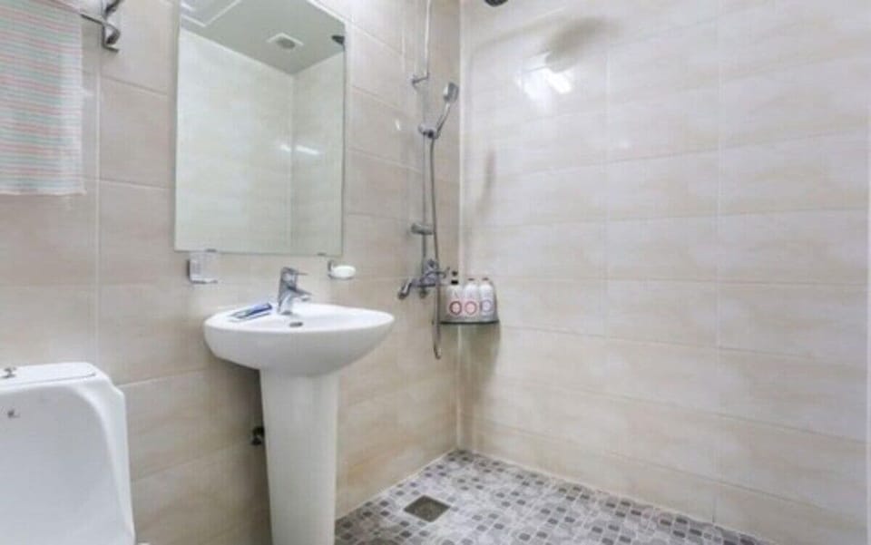 Deluxe Double Room | Bathroom | Shower, rainfall showerhead, hair dryer, towels