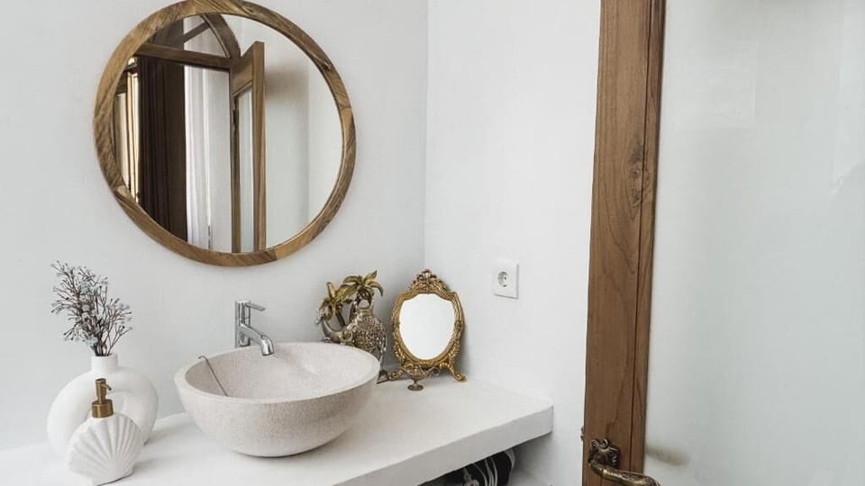 Shower, free toiletries, hair dryer, bidet
