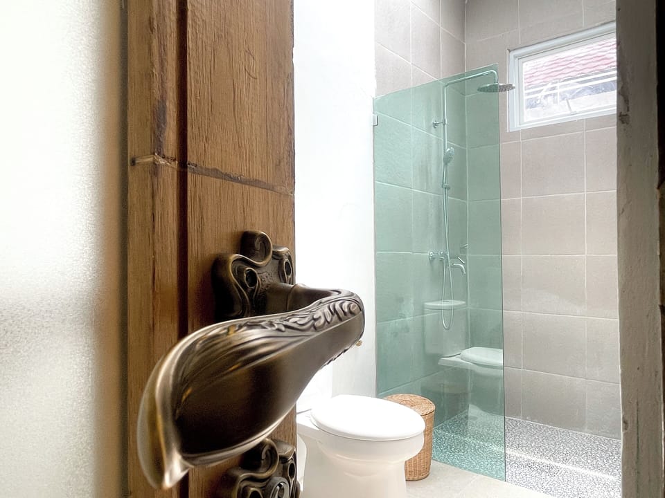 Deluxe Double Room, Pool View | Bathroom | Shower, free toiletries, hair dryer, bidet