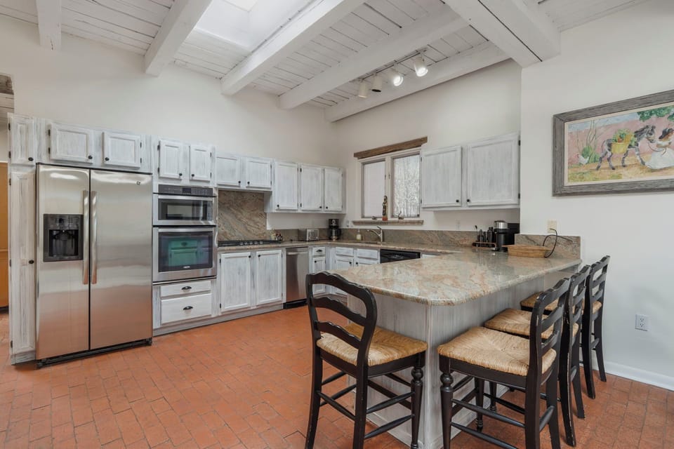 Full Kitchen / 4 Barstools