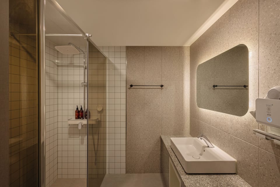 Deluxe Room | Bathroom | Free toiletries, hair dryer, bathrobes, slippers