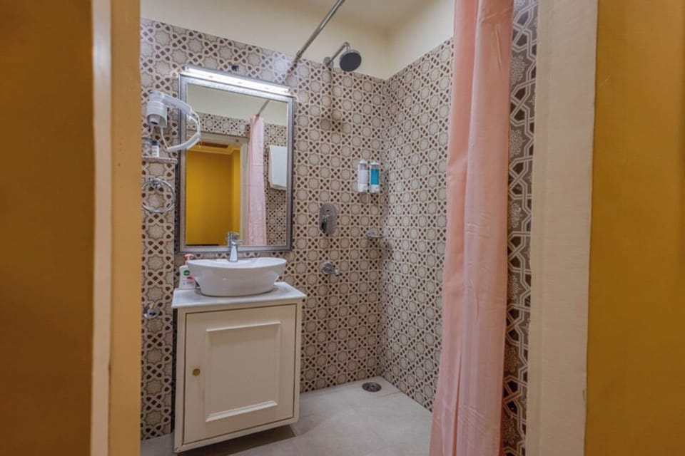 Premium Room | Bathroom | Shower, free toiletries, slippers, towels