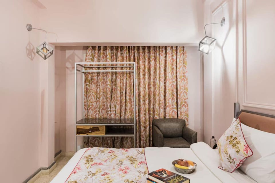Deluxe Room | Desk