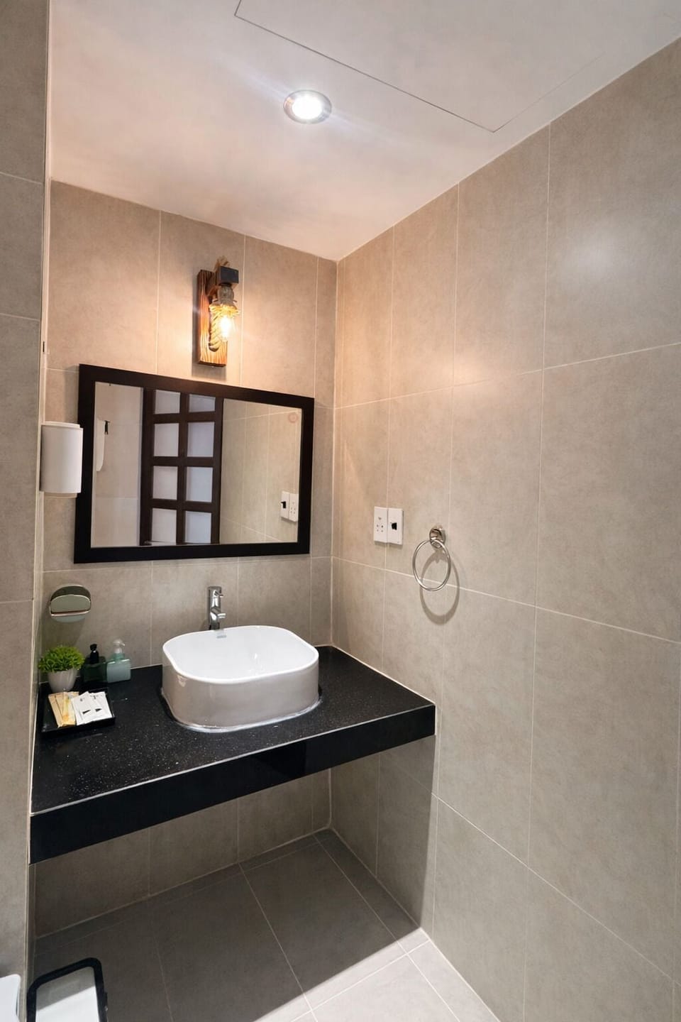 Basic Double Room | Bathroom | Shower, hair dryer, slippers, towels