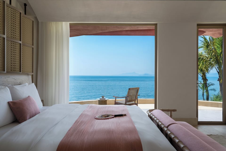 Premier Suite, Ocean View | Desk, laptop workspace, blackout drapes, soundproofing
