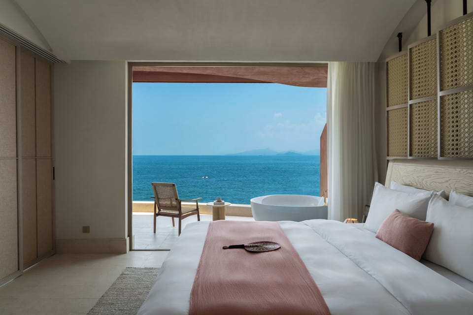 Superior Suite, Ocean View | Desk, laptop workspace, blackout drapes, soundproofing