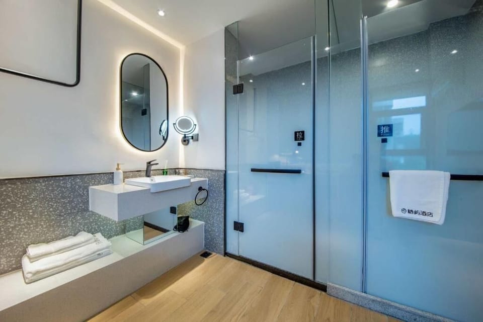 Economy Single Room | Bathroom | Eco-friendly toiletries, hair dryer, slippers, towels