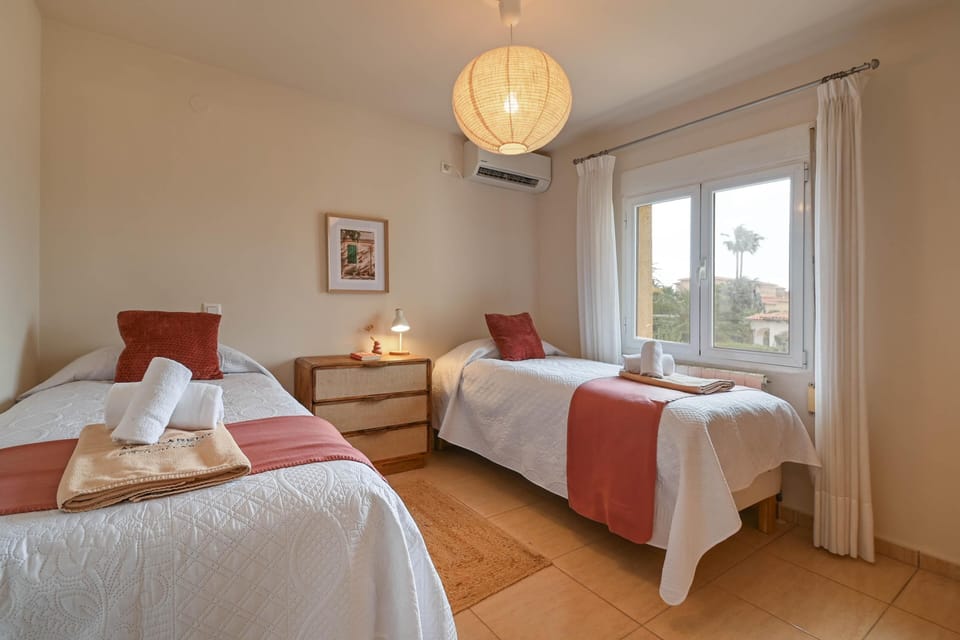 Bedroom with two single beds
