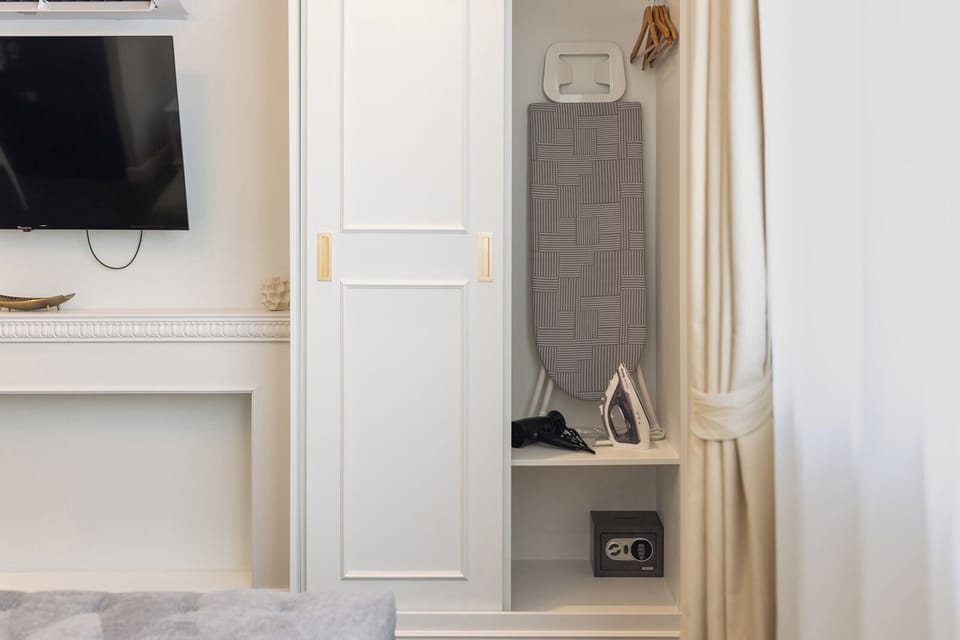 Design Studio, Non Smoking, Kitchen | In-room safe, iron/ironing board, WiFi (free)