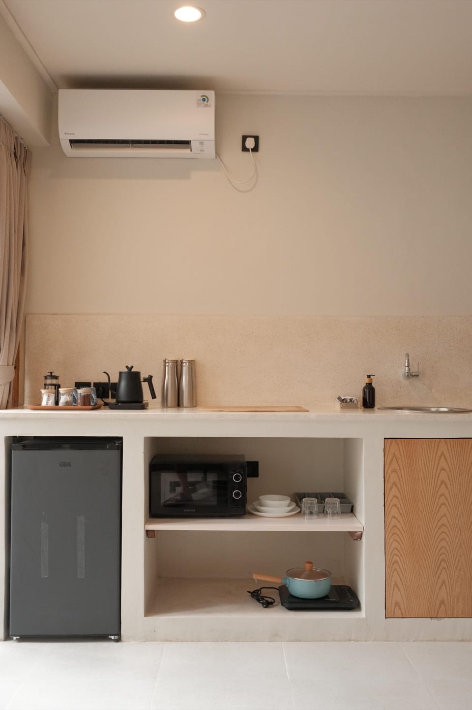 Studio, Multiple Beds, Kitchenette | Private kitchen | Microwave, eco-friendly cleaning products