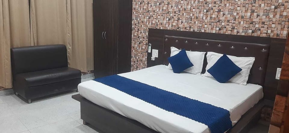 Deluxe Room | Desk, free WiFi