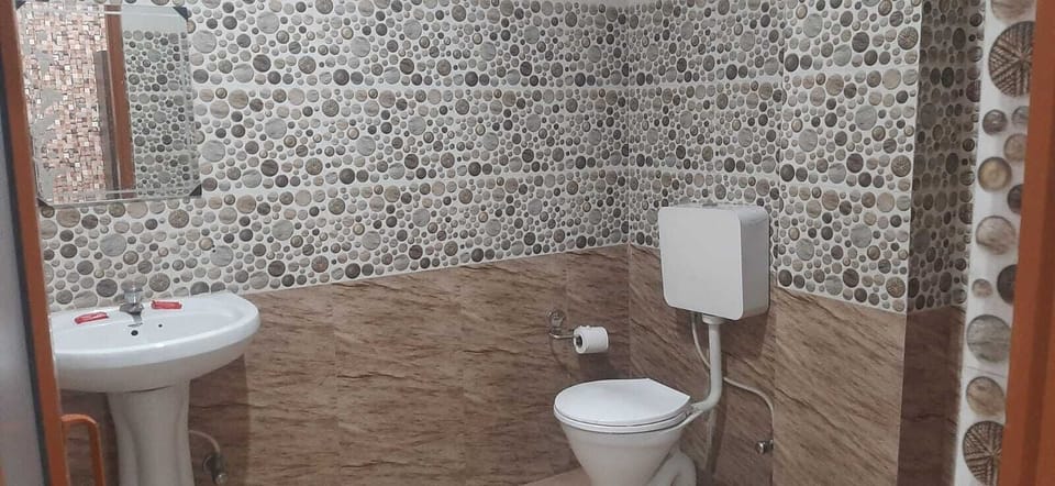 Deluxe Room | Bathroom | Shower, towels, soap, shampoo