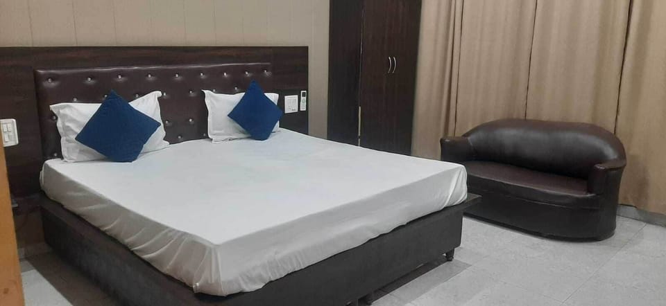 Deluxe Room | Desk, free WiFi