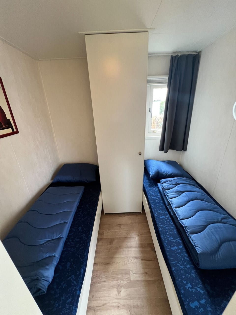 Bedroom with two single beds in a chalet