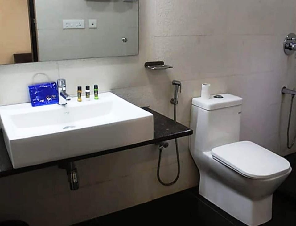 Luxury Room, Balcony, City View | Bathroom | Free toiletries, slippers, towels, soap