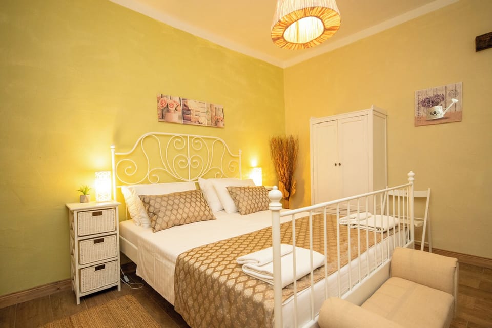 Classic House, Garden View | In-room safe, blackout drapes, iron/ironing board, WiFi (free)