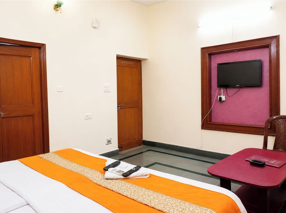 Deluxe Double Room, Air conditioning | Hypo-allergenic bedding, desk, soundproofing, free WiFi