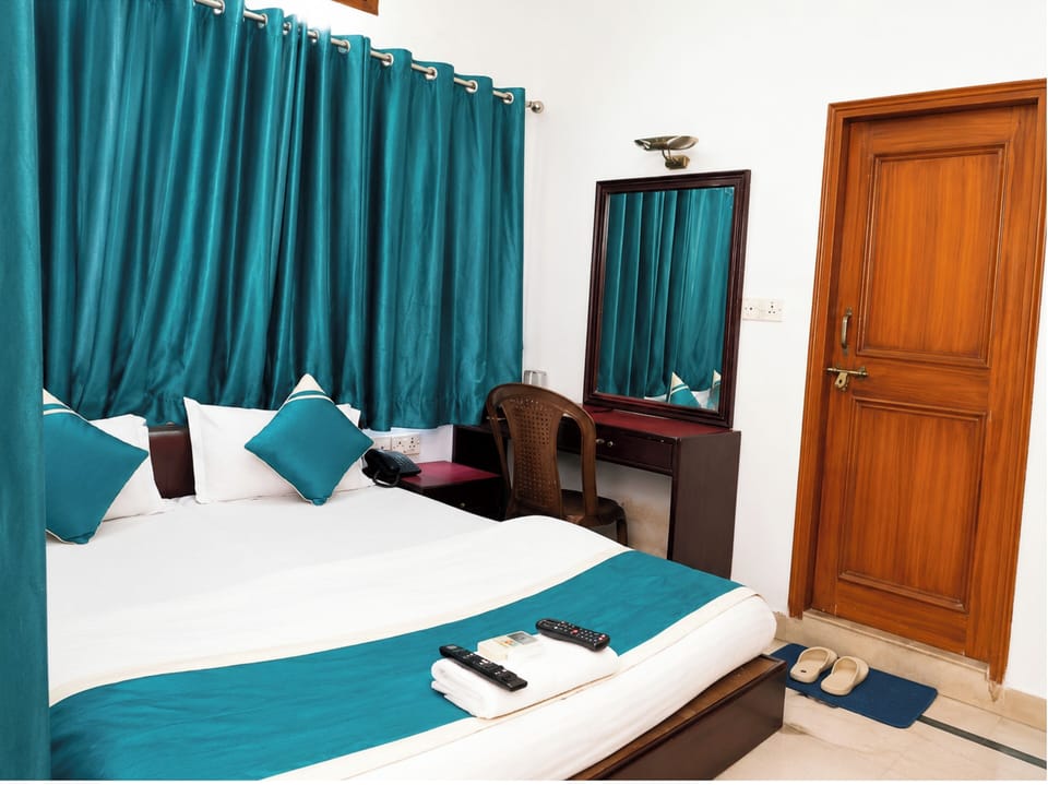 Hypo-allergenic bedding, desk, soundproofing, free WiFi