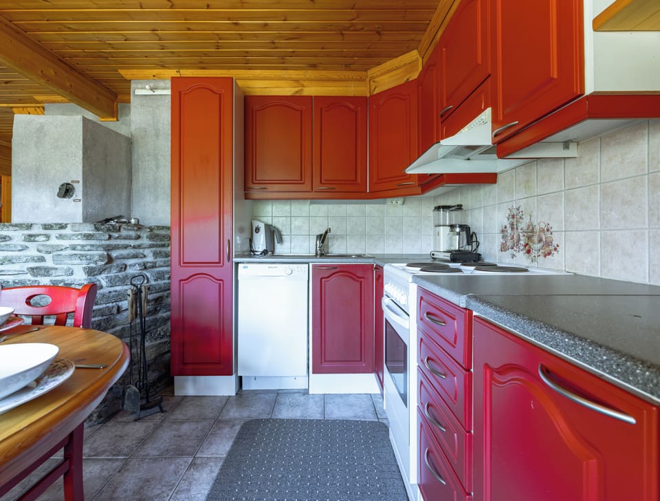 Cabin, 2 Bedrooms, Slope side | Private kitchen | Full-size fridge, microwave, oven, stovetop