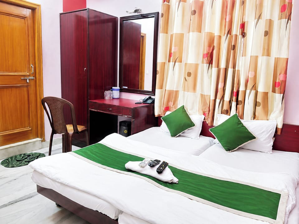 Deluxe Double Room, Air conditioning | Hypo-allergenic bedding, desk, soundproofing, free WiFi