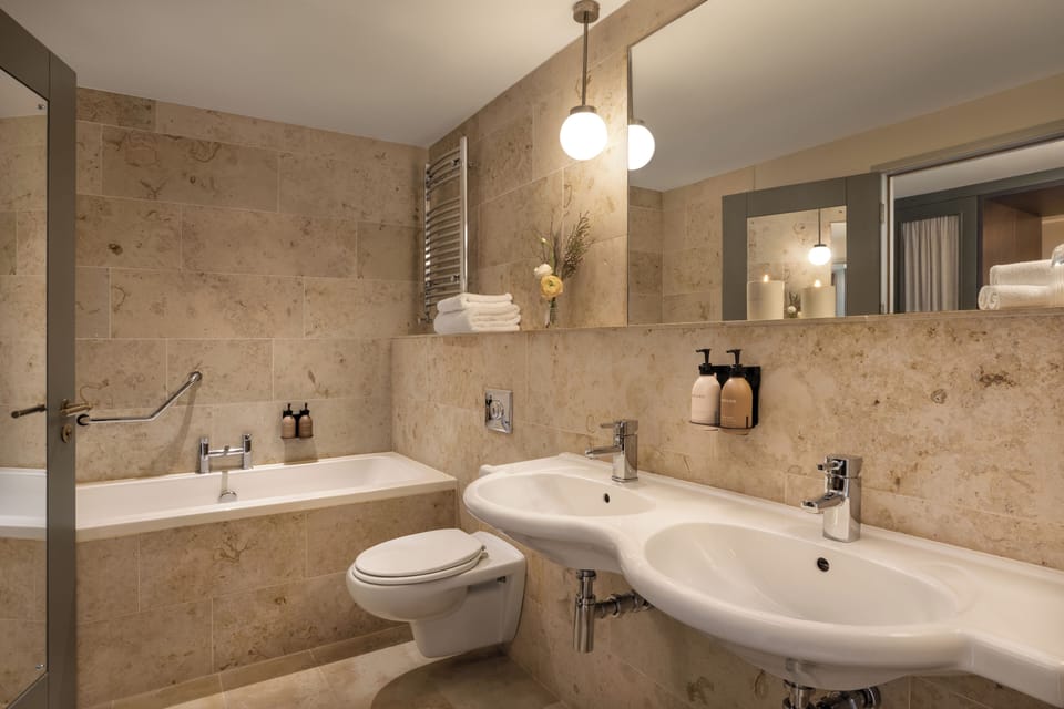 Grand Double or Twin Room | Bathroom | Hair dryer, bathrobes, slippers, towels