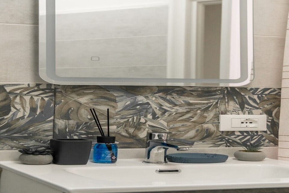 Modern bathroom décor with elegant tropical-inspired details.