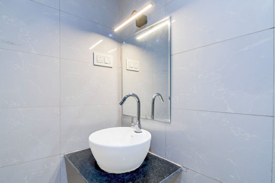 Premium Room | Bathroom | Shower, rainfall showerhead, free toiletries, towels