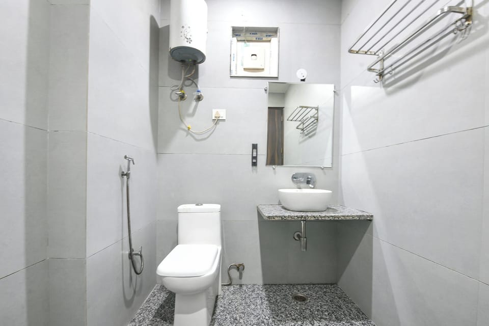 Shower, rainfall showerhead, free toiletries, towels