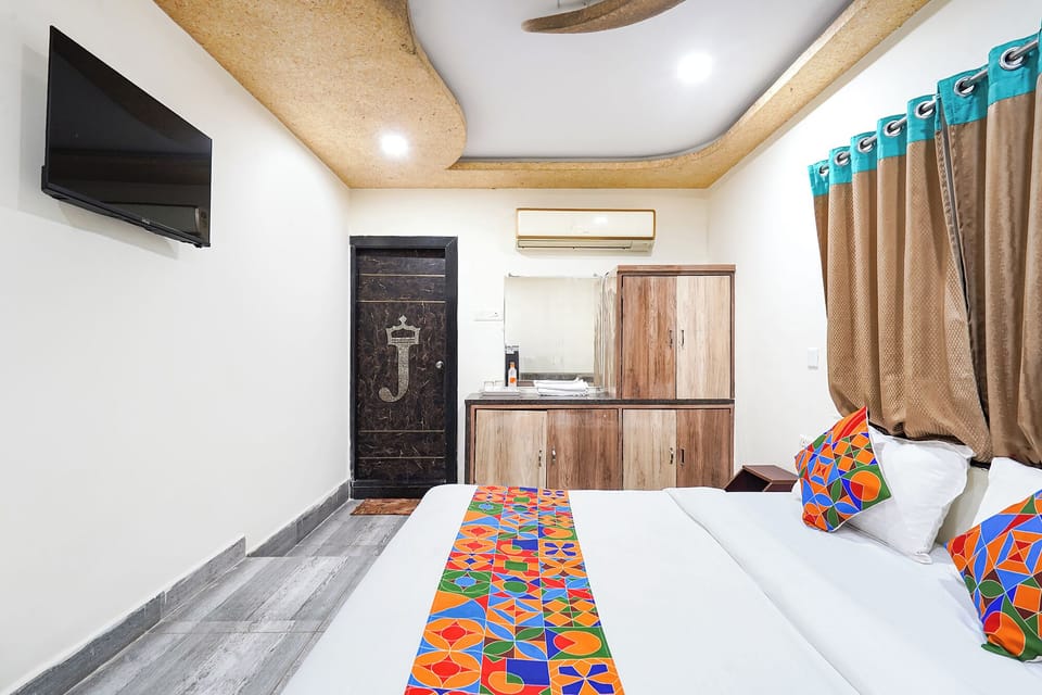Egyptian cotton sheets, premium bedding, in-room safe, free WiFi