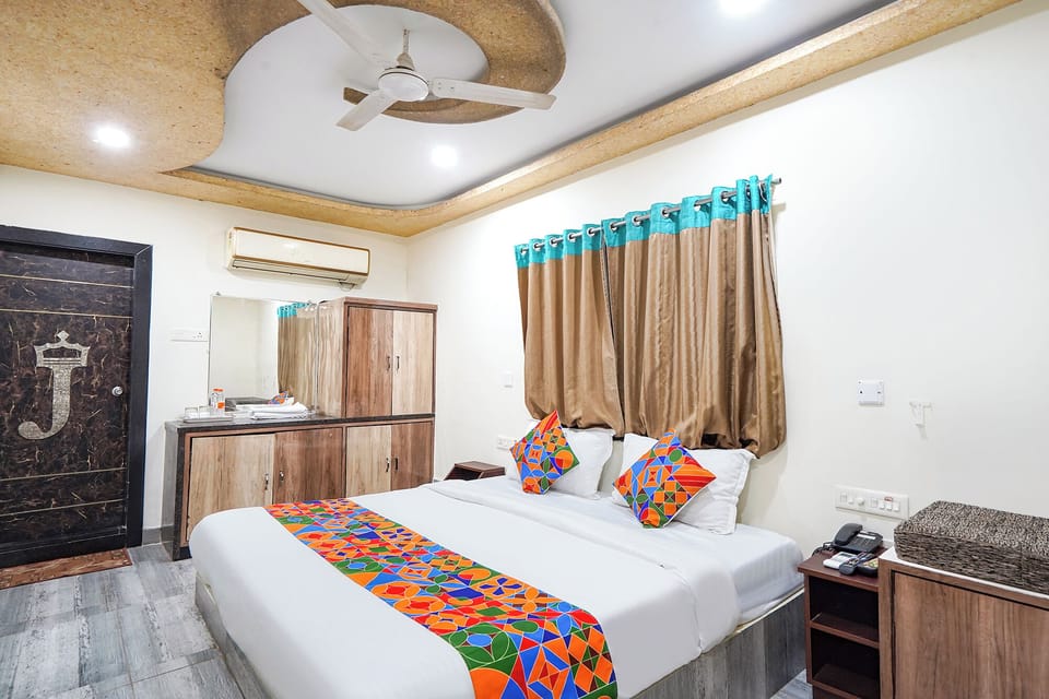 Egyptian cotton sheets, premium bedding, in-room safe, free WiFi